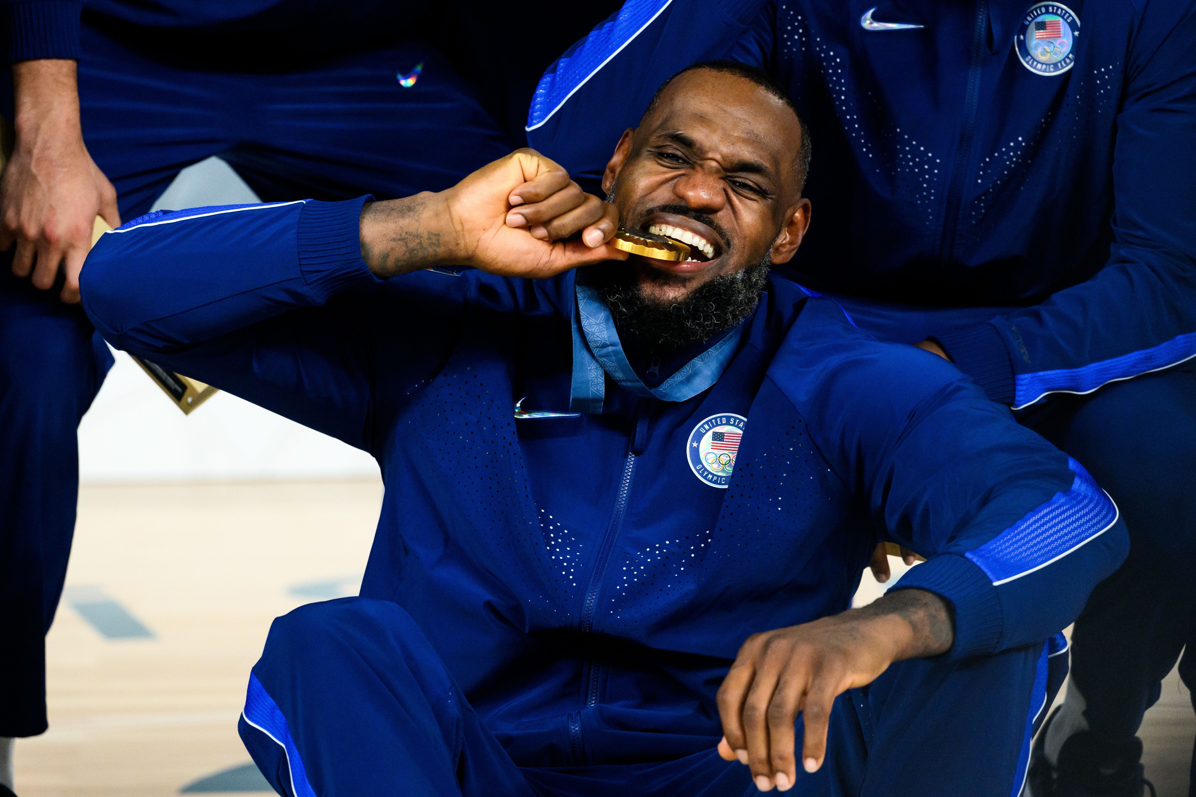 奥运MVP+夺金湖人官推：一年前 詹姆斯在巴黎大杀四方